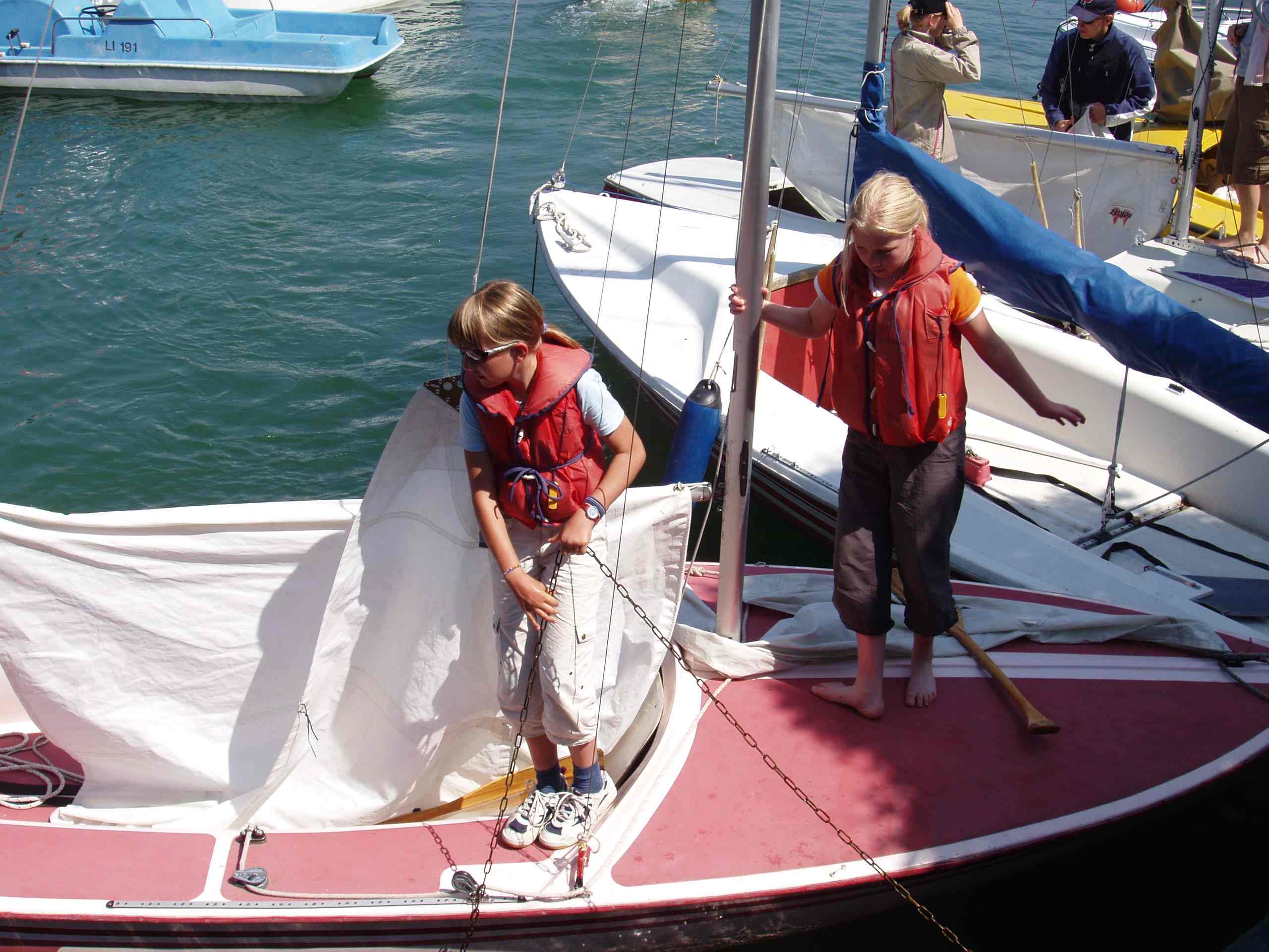 Diana und Selina beim Kindersegelkurs